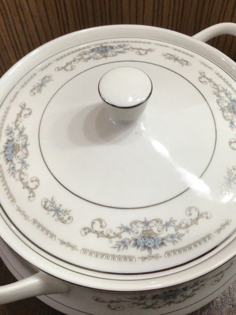 Diane Pattern by Wade. Round covered vegetable bowl from 1960’s great shape